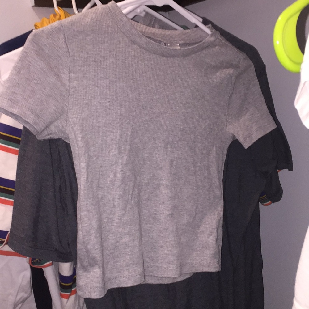 grey shirt,